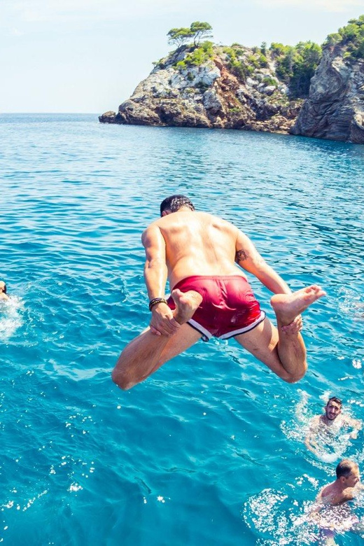 Malta: Boat Party + Watersport+ Comino+ OpenBar ALL INCLUDED - Staff, languages, and what to expect onboard