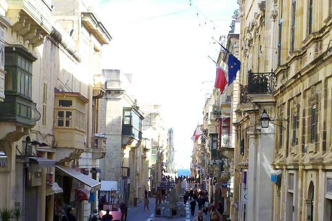 Malta Shore Excursion: Private Tour of Historic Palaces and Noble Homes - Upper Barrakka Gardens: ten minutes with a grand view