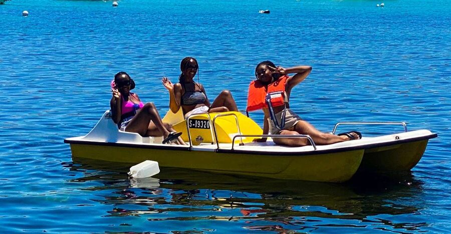 Marsaskala: Paddle Boat Rental in St. Thomas Bay - Paddling out across the clear water