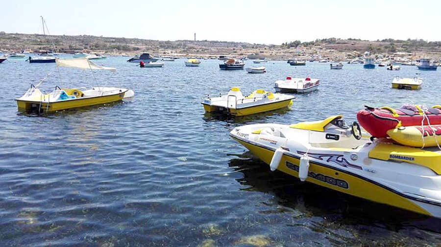 Marsaskala: Paddle Boat Rental in St. Thomas Bay - Learning the boat before leaving shore