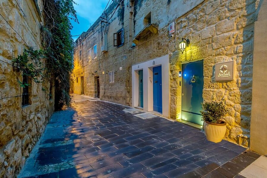 Mdina: Valletta Waterfront Area, Mdina, and Rabat Night Tour - Why Mdina works so well at night