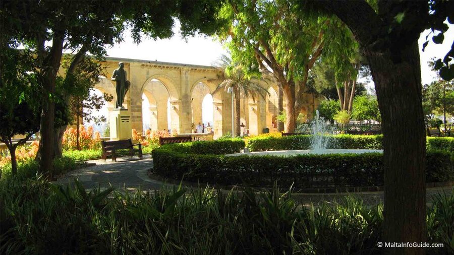 Valletta: Private Insider Walking Tour with Licensed Guide - Starting at The Phoenicia Malta and entering Valletta